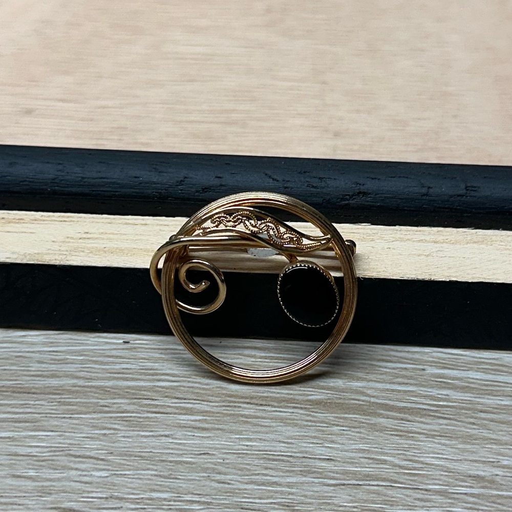 Vintage Signed AMCO 14K Gold Filled Filigree Leaf Circle Brooch Pin w/onyx stone